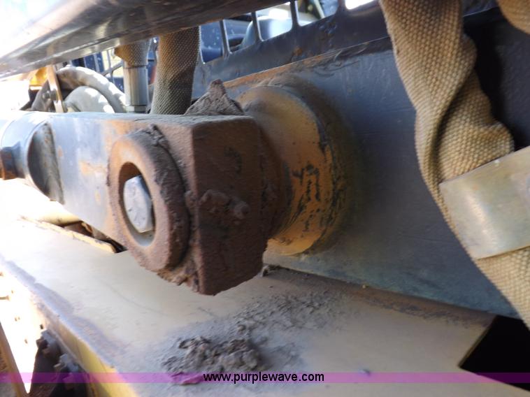 image for item H9012 1999 New Holland LX985 skid steer