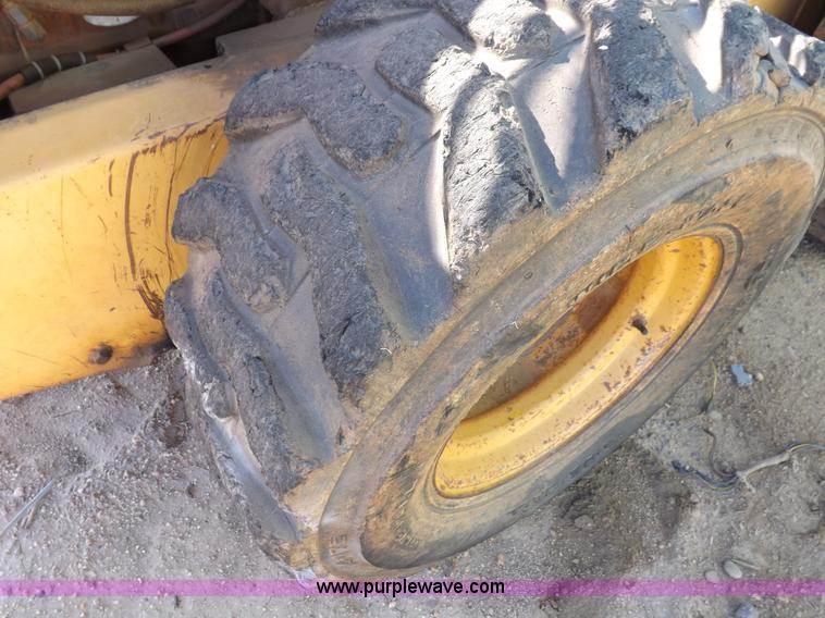 image for item H9012 1999 New Holland LX985 skid steer