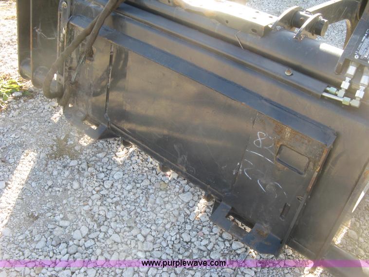 image for item H9377 2009 Bobcat root grapple bucket
