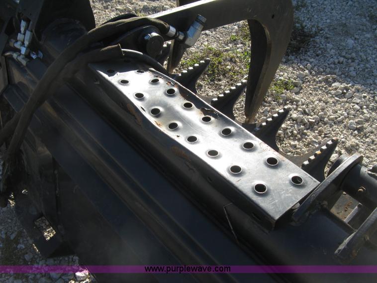 image for item H9377 2009 Bobcat root grapple bucket