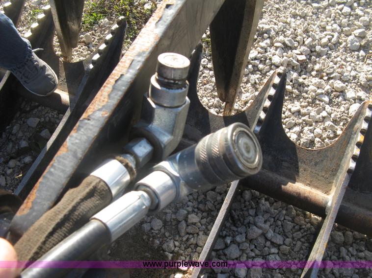 image for item H9377 2009 Bobcat root grapple bucket