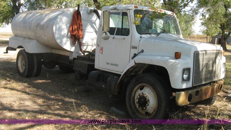 image for item H9470 1986 International S1900 water truck