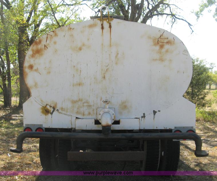 image for item H9470 1986 International S1900 water truck