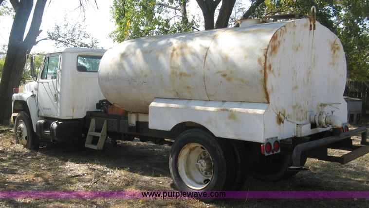 image for item H9470 1986 International S1900 water truck