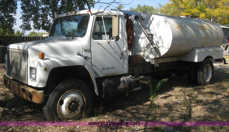 image for item H9470 1986 International S1900 water truck