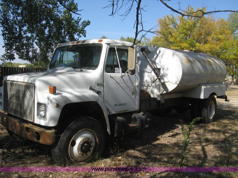 image for item H9470 1986 International S1900 water truck