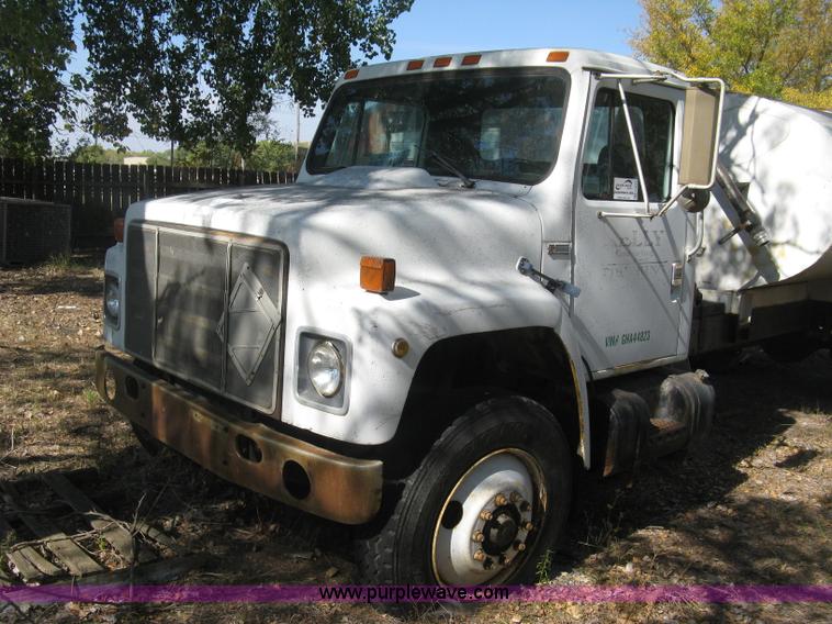 image for item H9470 1986 International S1900 water truck