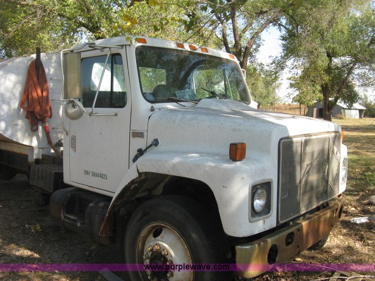 image for item H9470 1986 International S1900 water truck