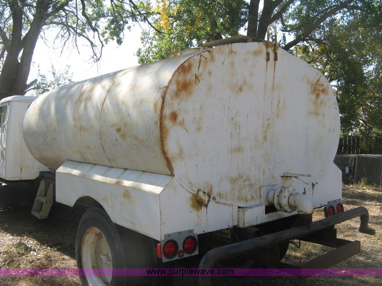 image for item H9470 1986 International S1900 water truck