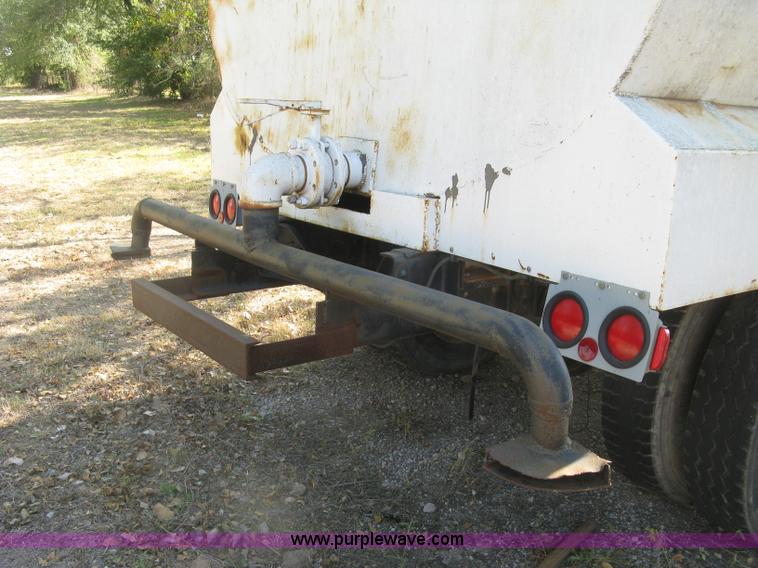 image for item H9470 1986 International S1900 water truck