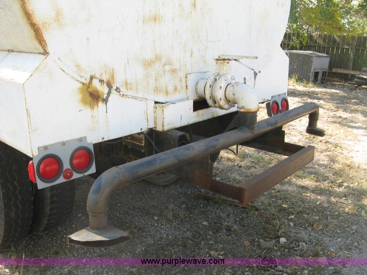 image for item H9470 1986 International S1900 water truck