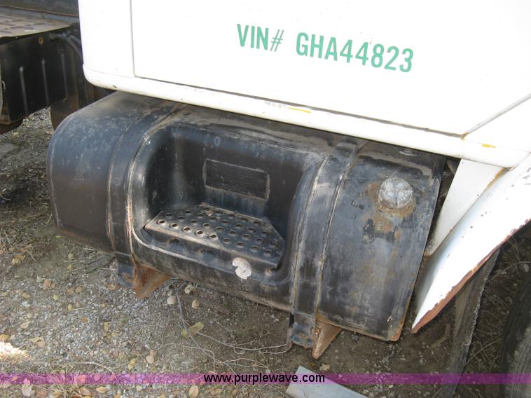 image for item H9470 1986 International S1900 water truck