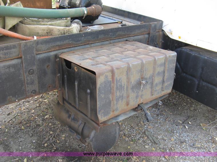 image for item H9470 1986 International S1900 water truck