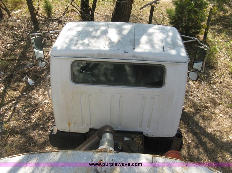 image for item H9470 1986 International S1900 water truck