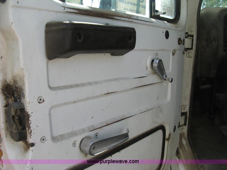 image for item H9470 1986 International S1900 water truck