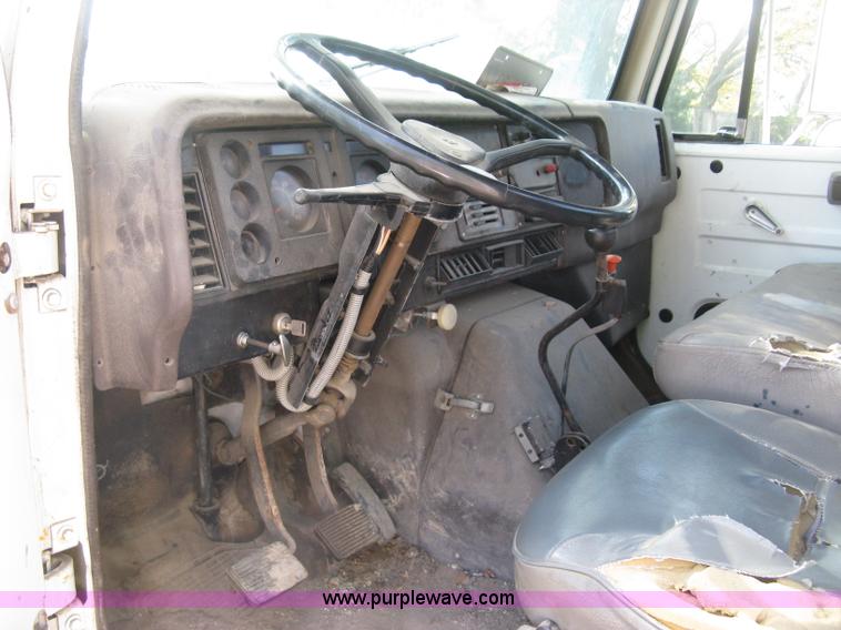 image for item H9470 1986 International S1900 water truck