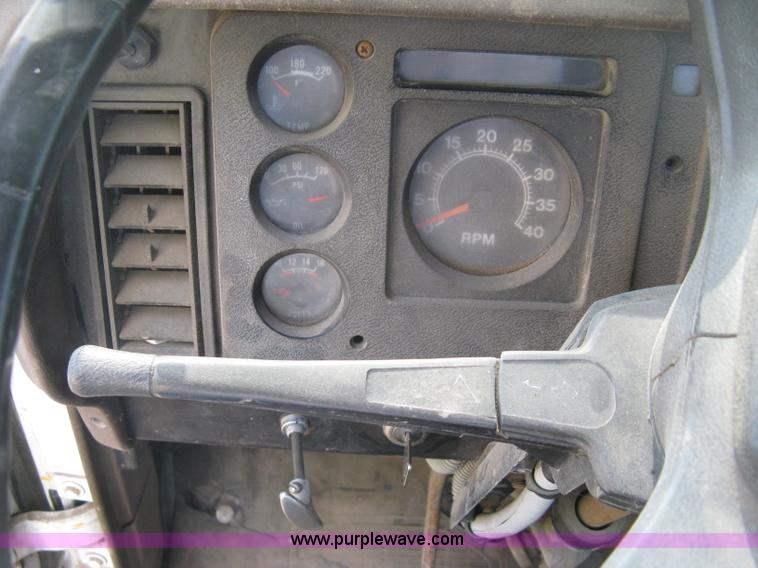 image for item H9470 1986 International S1900 water truck