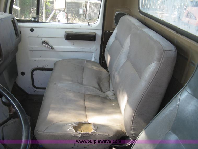 image for item H9470 1986 International S1900 water truck