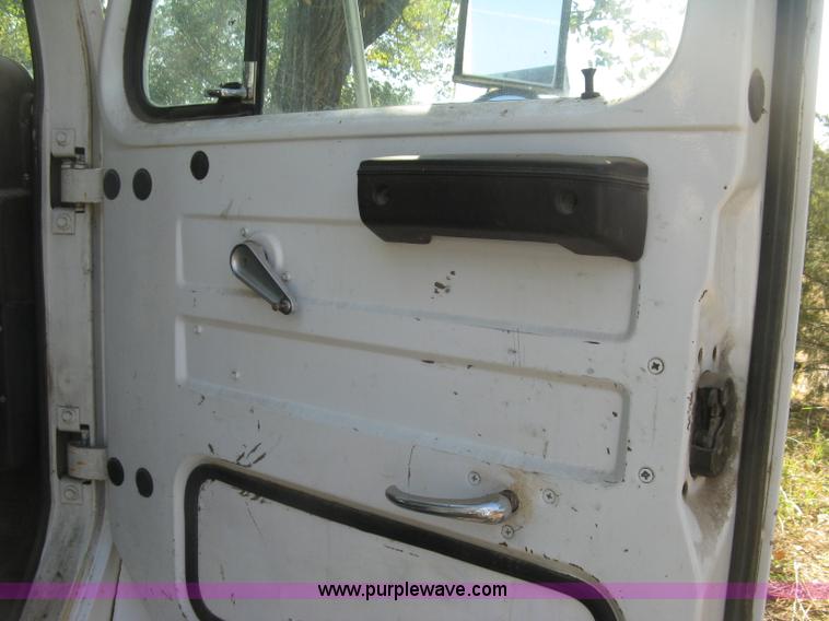 image for item H9470 1986 International S1900 water truck