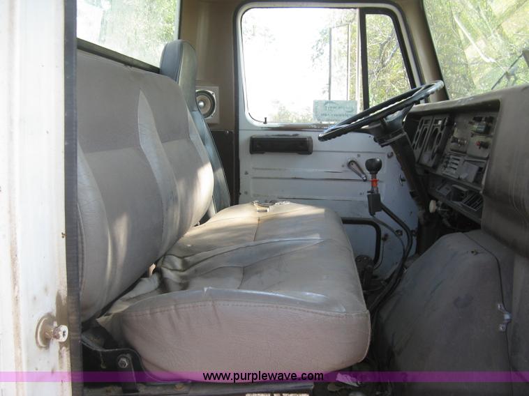 image for item H9470 1986 International S1900 water truck