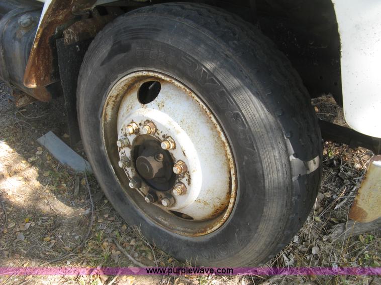 image for item H9470 1986 International S1900 water truck