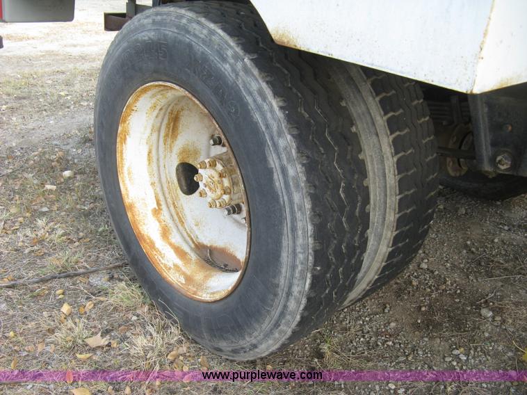 image for item H9470 1986 International S1900 water truck