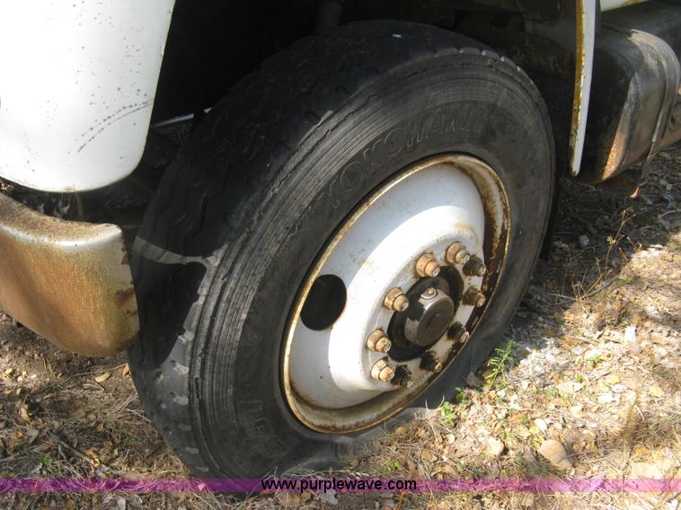 image for item H9470 1986 International S1900 water truck