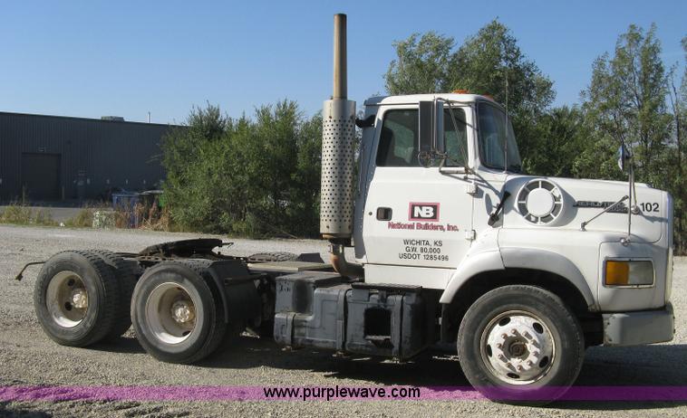image for item H9474 1995 Ford Aeromax L9000 semi truck