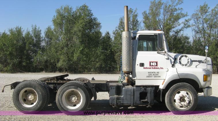 image for item H9474 1995 Ford Aeromax L9000 semi truck