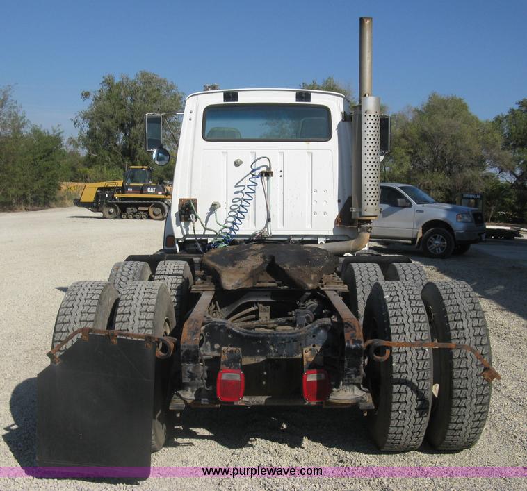 image for item H9474 1995 Ford Aeromax L9000 semi truck