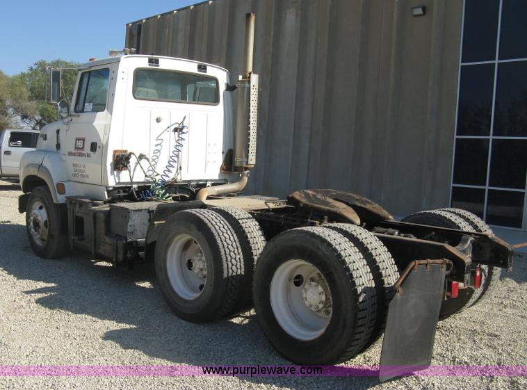 image for item H9474 1995 Ford Aeromax L9000 semi truck