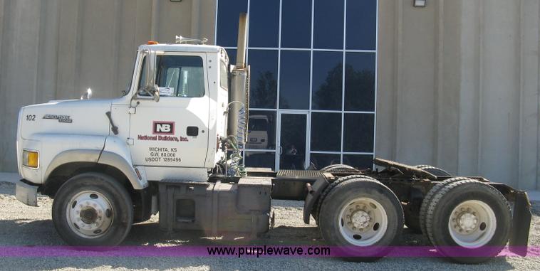 image for item H9474 1995 Ford Aeromax L9000 semi truck