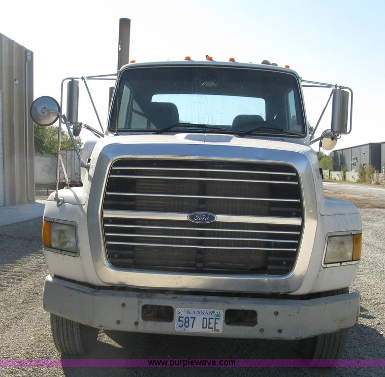 image for item H9474 1995 Ford Aeromax L9000 semi truck