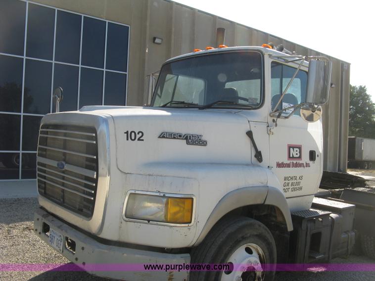 image for item H9474 1995 Ford Aeromax L9000 semi truck