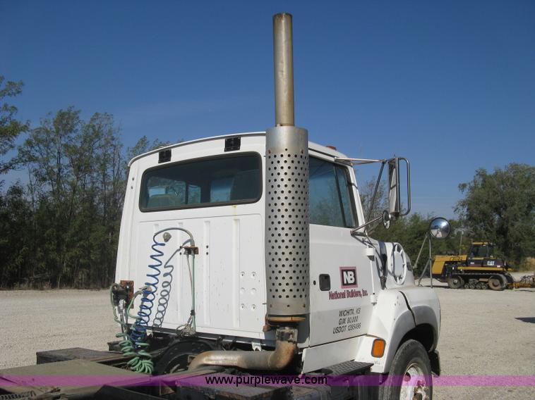 image for item H9474 1995 Ford Aeromax L9000 semi truck