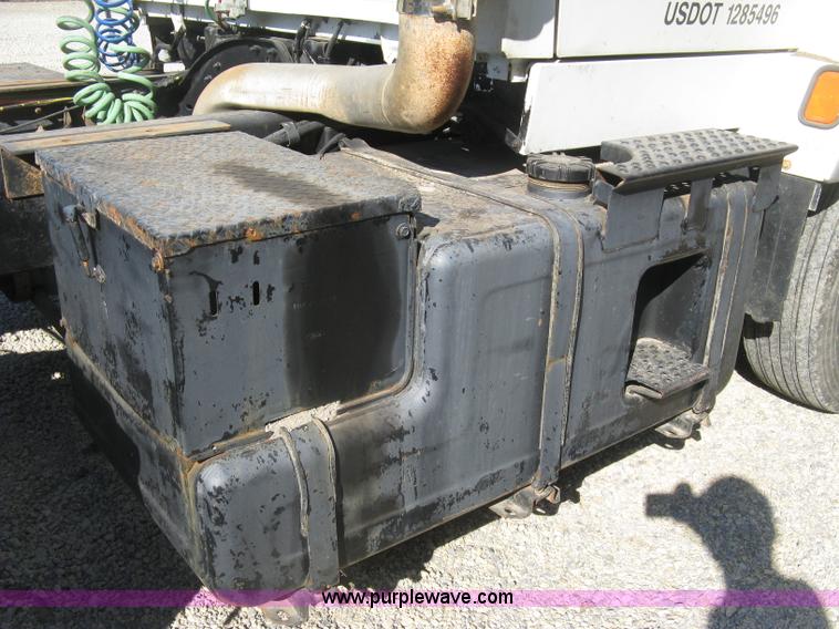 image for item H9474 1995 Ford Aeromax L9000 semi truck