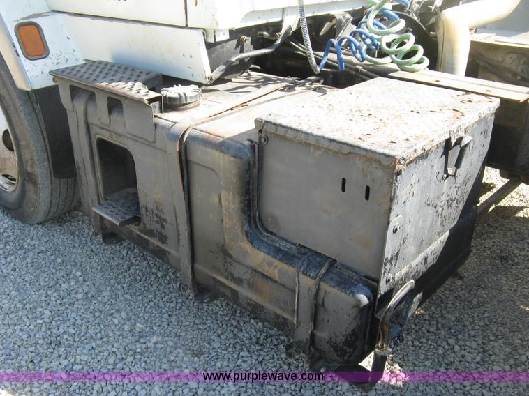 image for item H9474 1995 Ford Aeromax L9000 semi truck