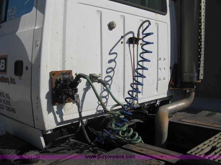 image for item H9474 1995 Ford Aeromax L9000 semi truck