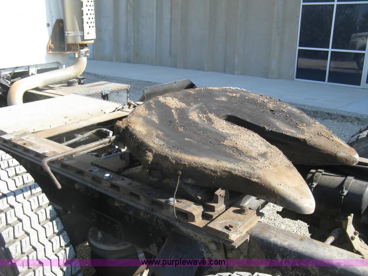 image for item H9474 1995 Ford Aeromax L9000 semi truck