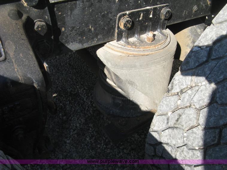 image for item H9474 1995 Ford Aeromax L9000 semi truck