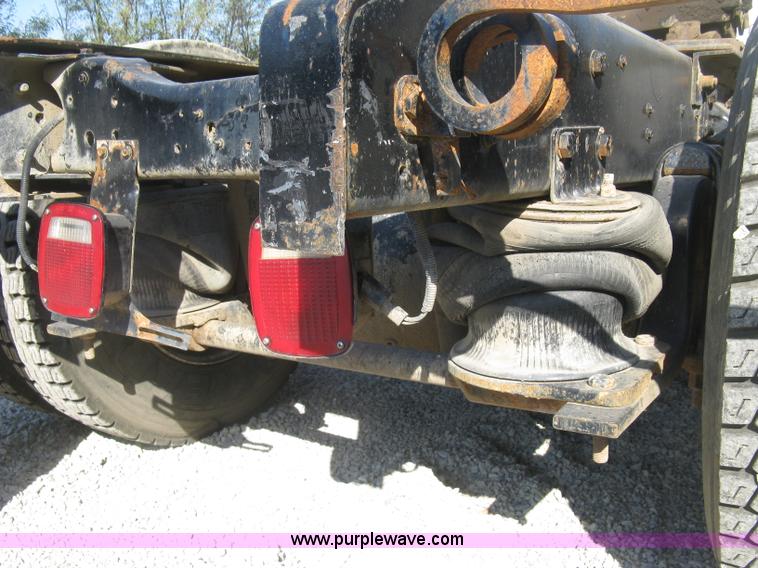 image for item H9474 1995 Ford Aeromax L9000 semi truck