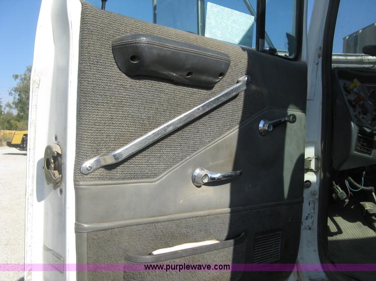 image for item H9474 1995 Ford Aeromax L9000 semi truck