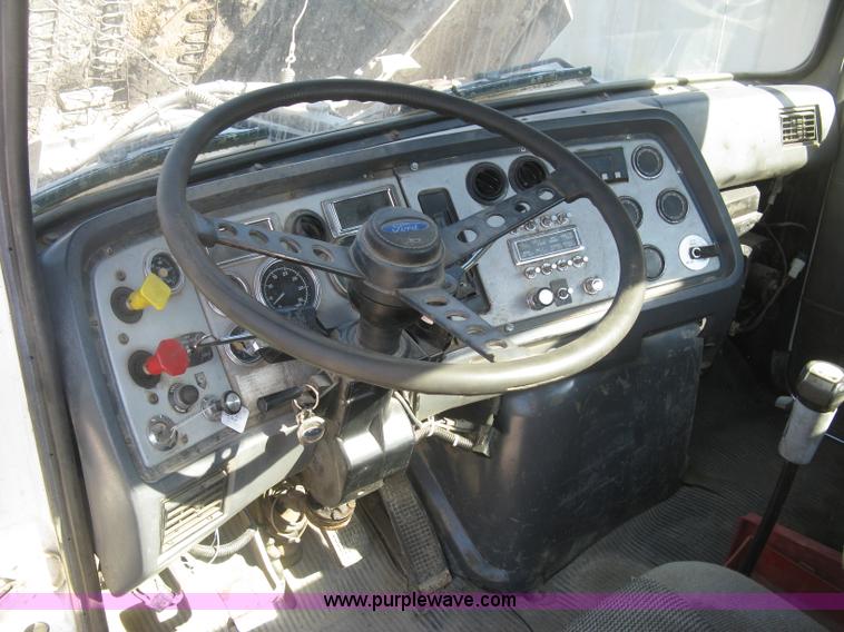 image for item H9474 1995 Ford Aeromax L9000 semi truck