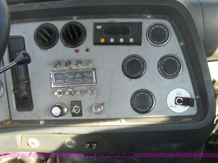 image for item H9474 1995 Ford Aeromax L9000 semi truck