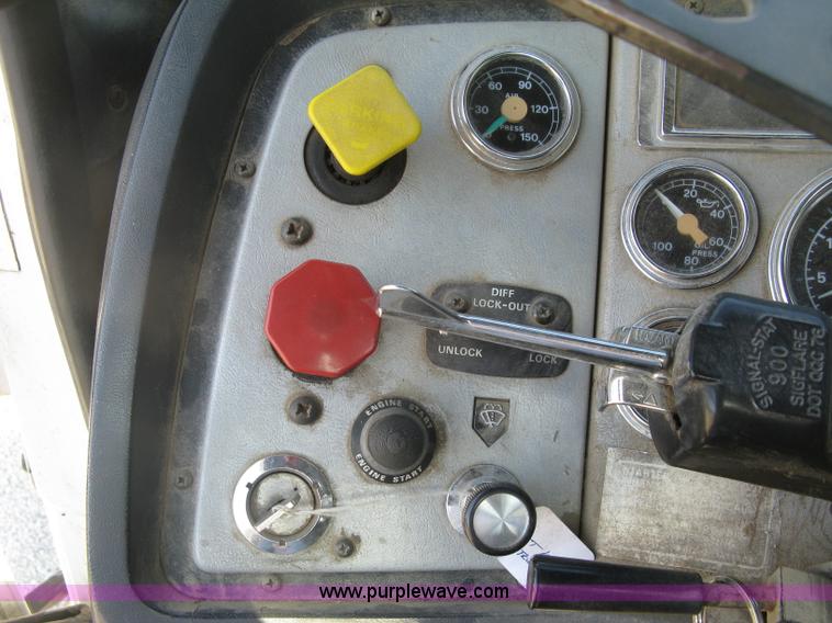 image for item H9474 1995 Ford Aeromax L9000 semi truck