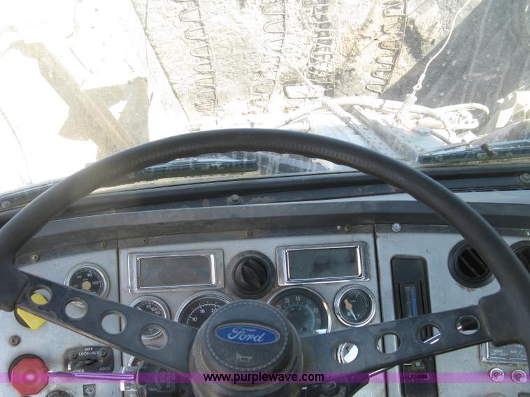 image for item H9474 1995 Ford Aeromax L9000 semi truck