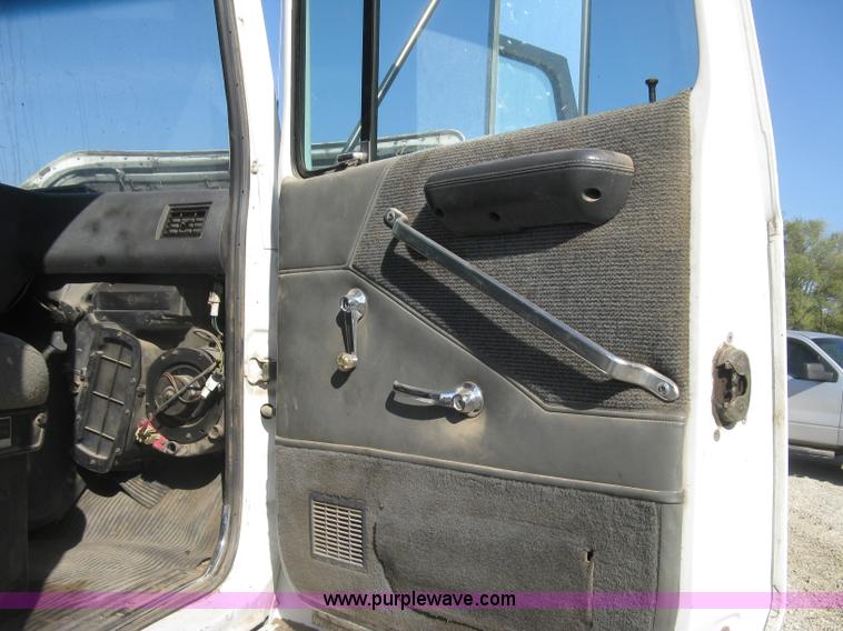 image for item H9474 1995 Ford Aeromax L9000 semi truck