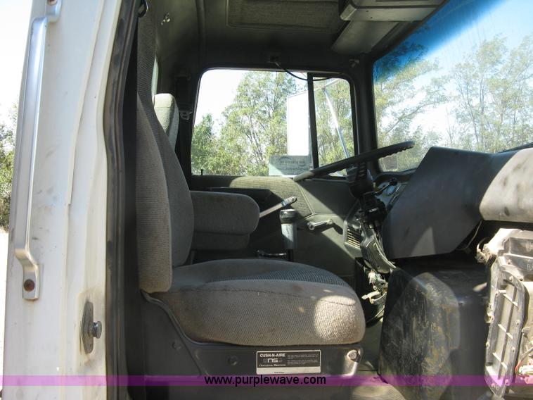 image for item H9474 1995 Ford Aeromax L9000 semi truck