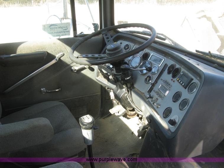 image for item H9474 1995 Ford Aeromax L9000 semi truck