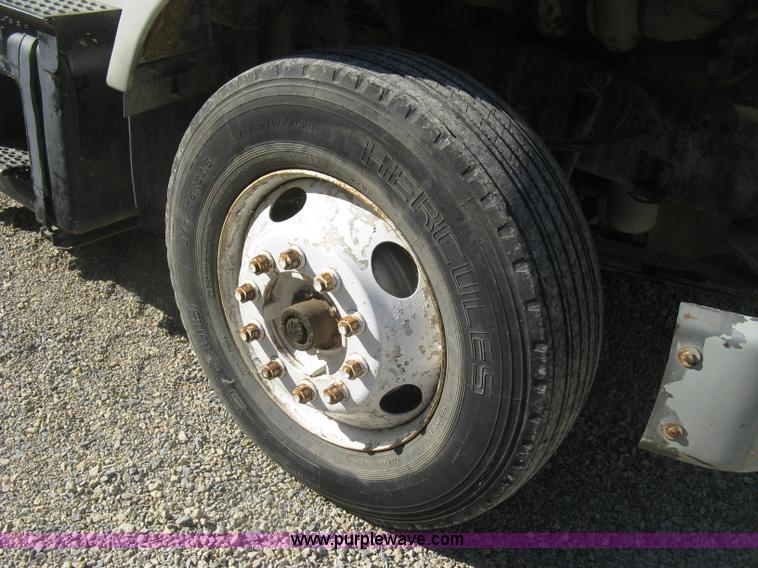 image for item H9474 1995 Ford Aeromax L9000 semi truck